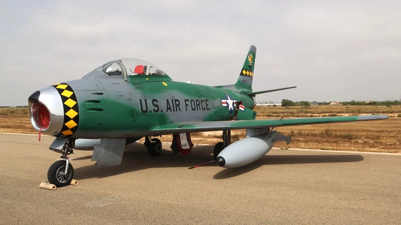 El Sabre que recuerda aquellos F-86F que formaron la Patrulla Ascua. Foto Julio Maz